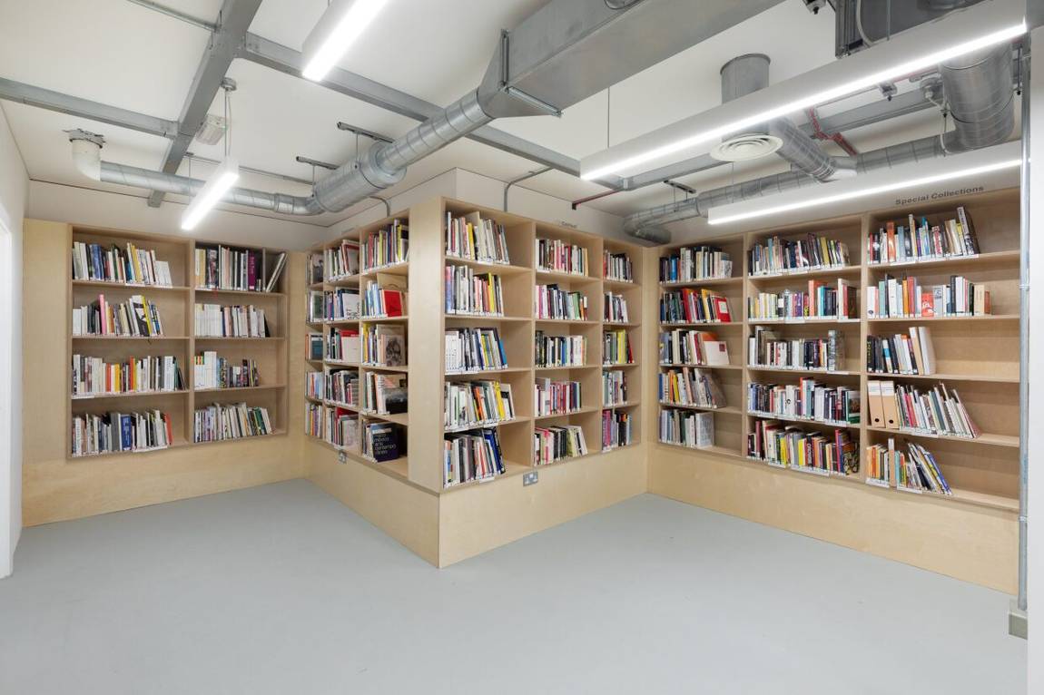 The library, where two runs of shelving meet at a column